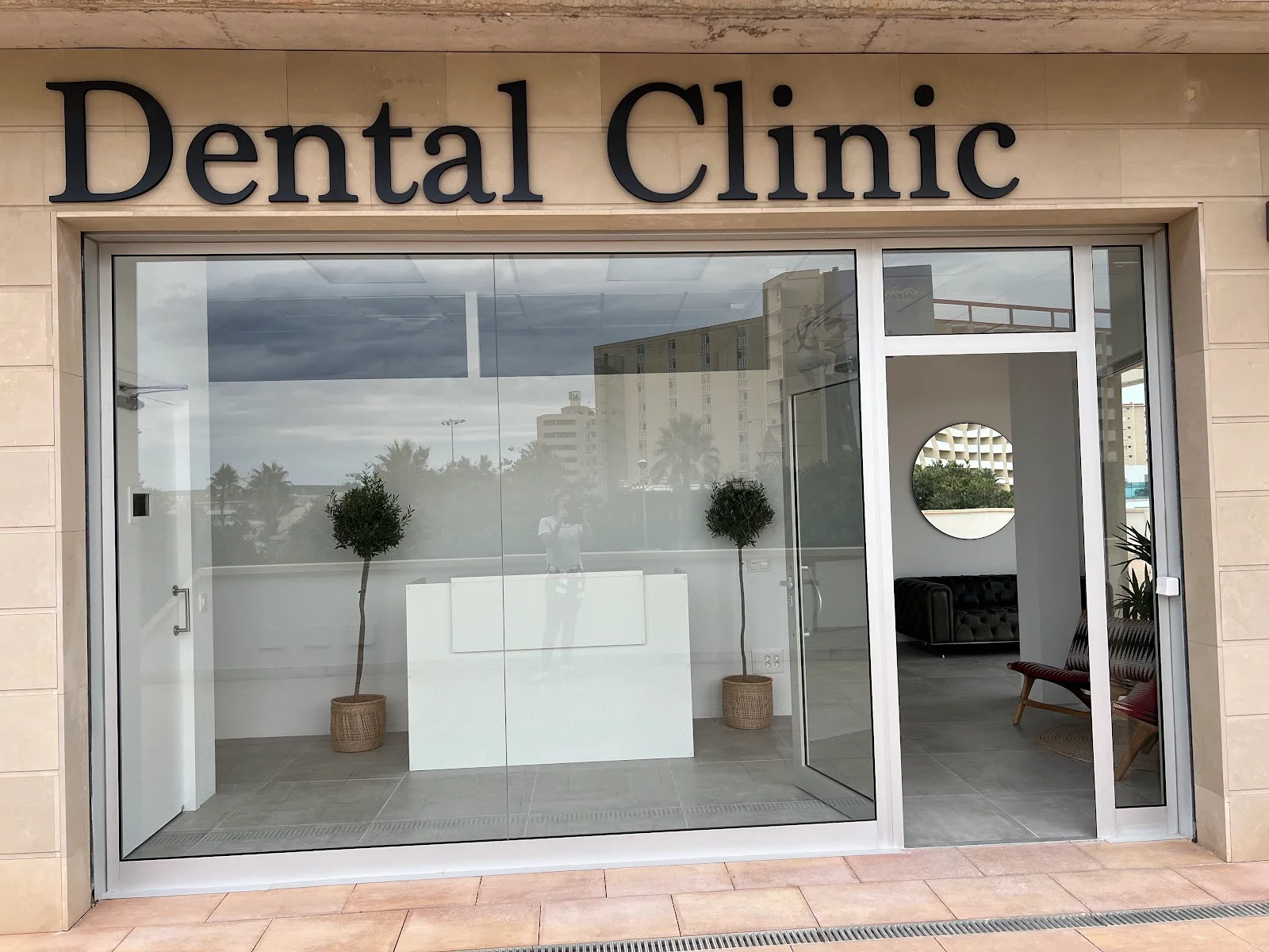 Dental Clinic Magaluf / English dentist in Mallorca / British dentist