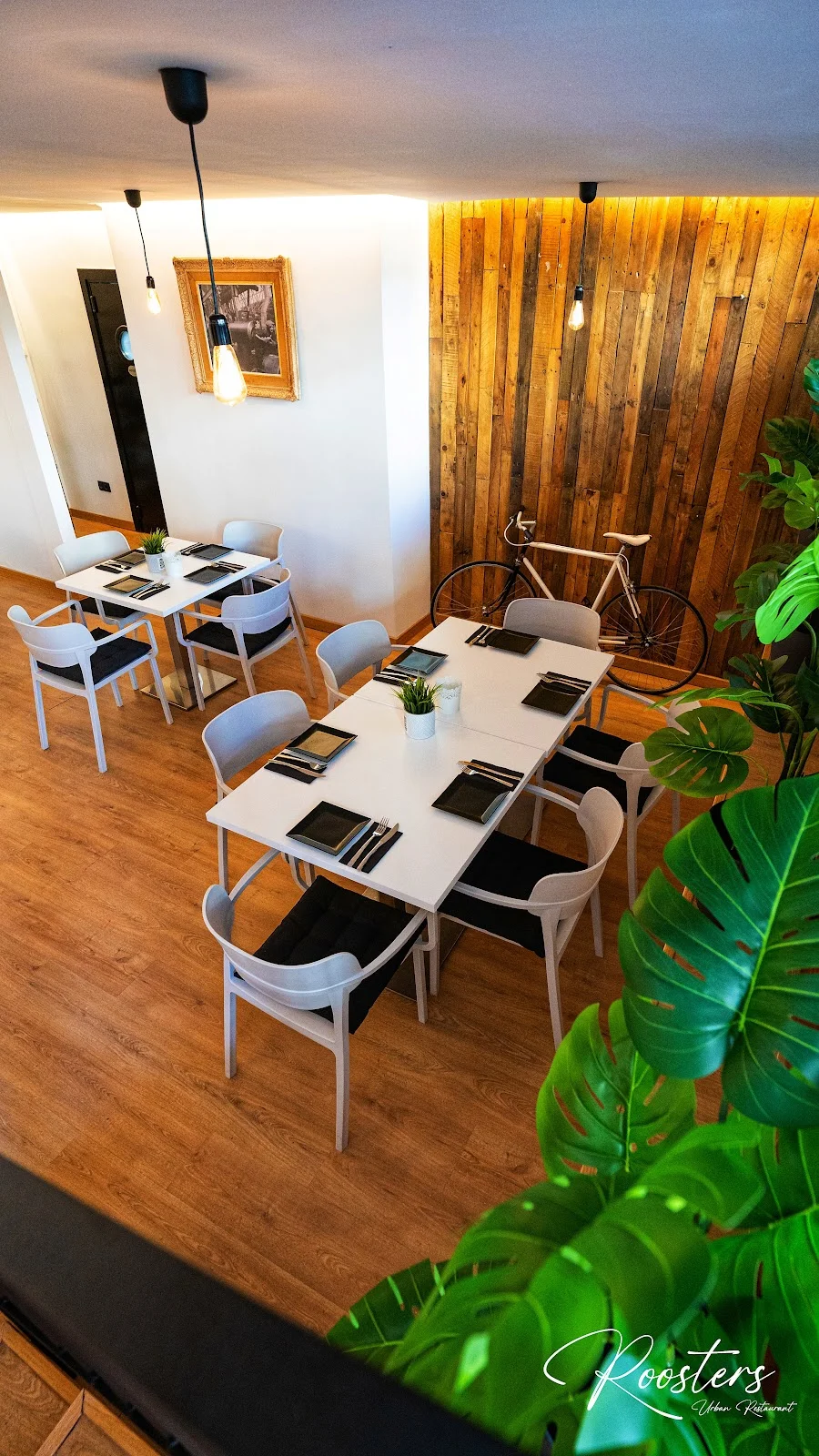 Roosters Urban Restaurant & SPORTSBAR