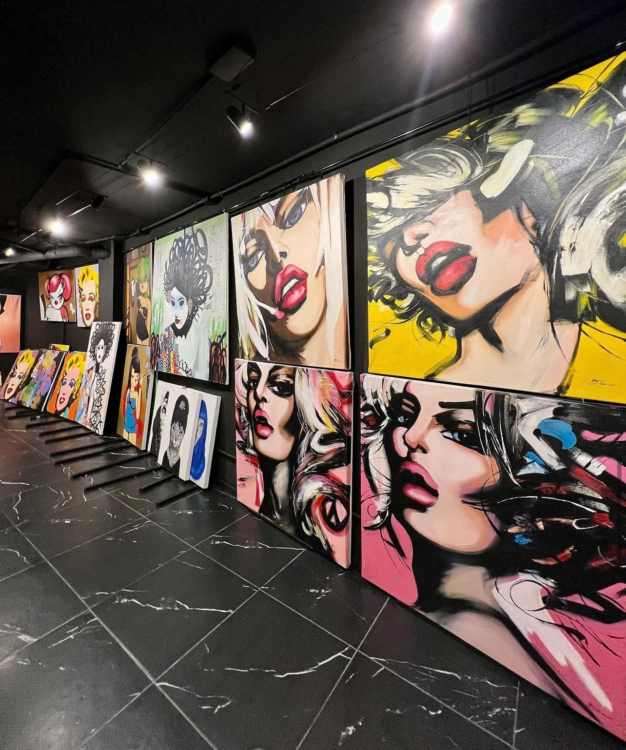 VALENTINO INDIANA GALLERY - Bild 1