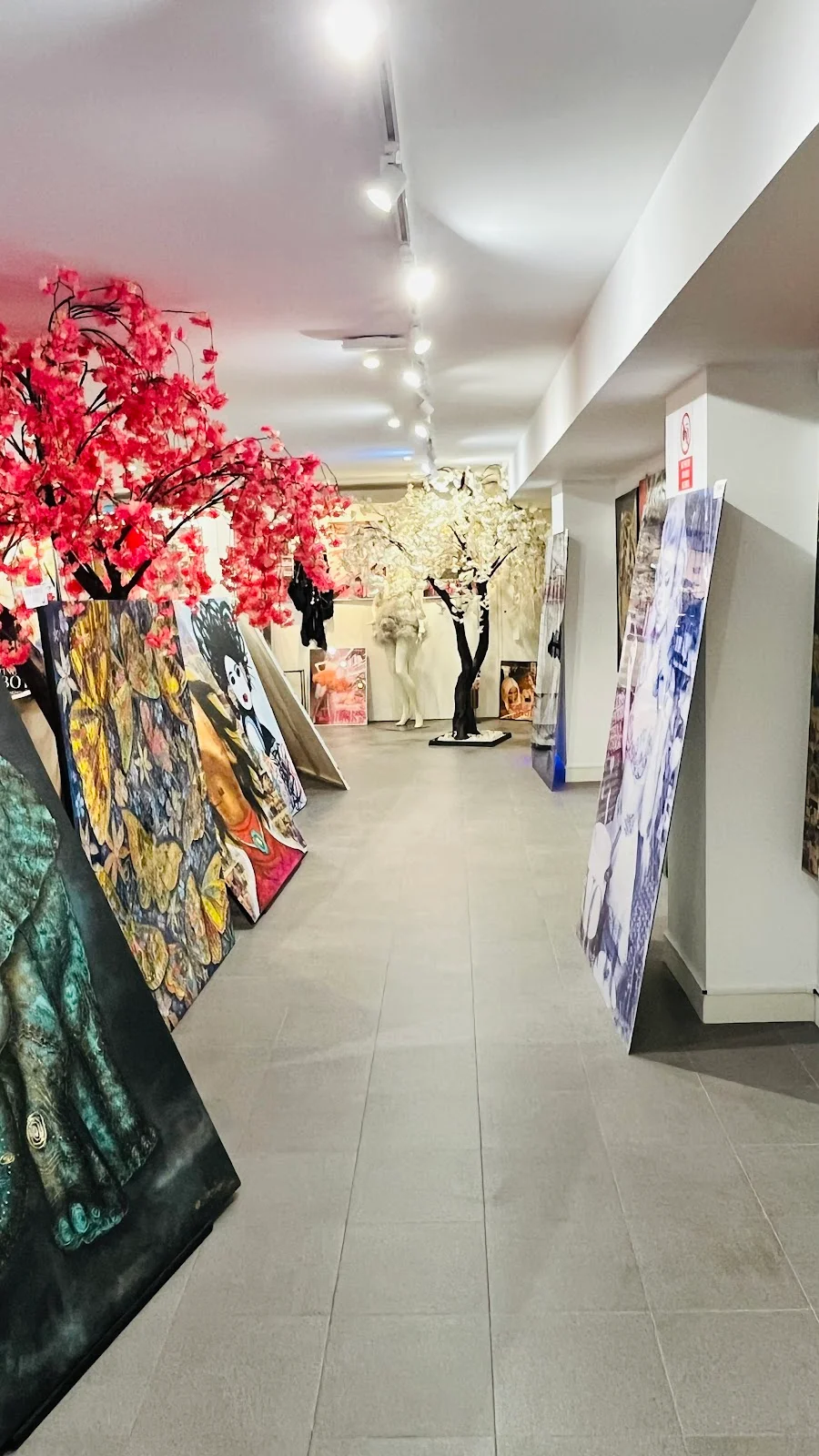 VALENTINO INDIANA GALLERY - Bild 9